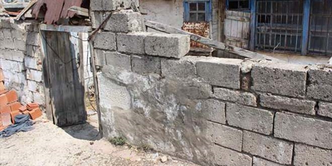 Tarihi eserleri duvar yapımında kullanmışlar