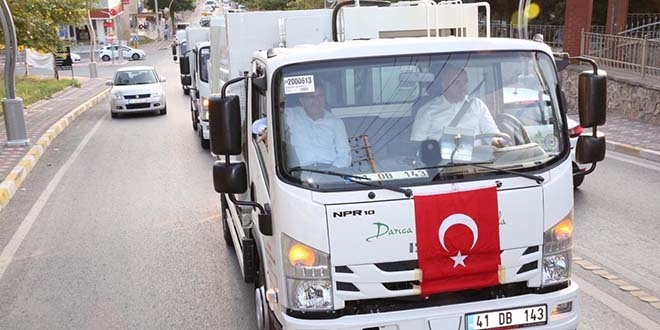 Belediye başkanı yeni çöp arabalarıyla şehir turu attı