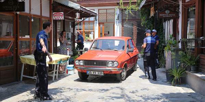 Tarihi çarşıya giren 'inatçı sürücü' zor ikna edildi