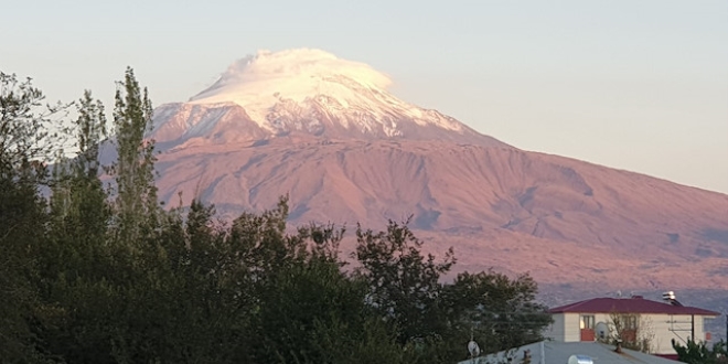 Ağrı Dağı'na yılın ilk karı yağdı