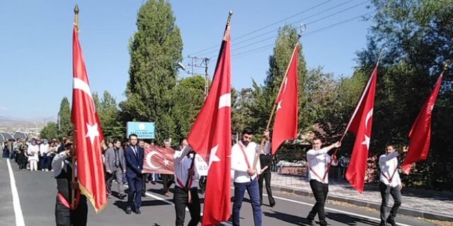 Kars'ta öğretmenlerden bayraklı yürüyüş