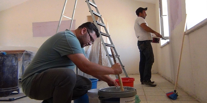 Öğretmenleri ellerine fırça alarak sınıfları boyadı