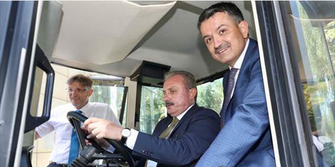 Şentop ve Pakdemirli yerli ve milli elektrikli traktörü test etti