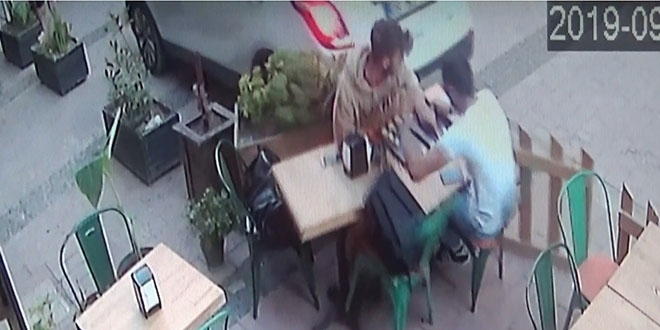 Kafede oturan 2 gence araba çarptı