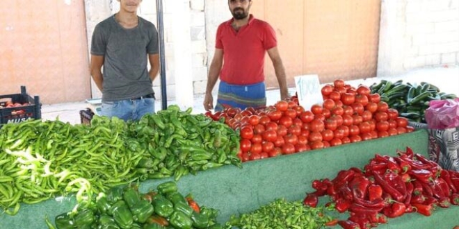 Semt pazarında ürün bolluğu fiyatlara yansıdı