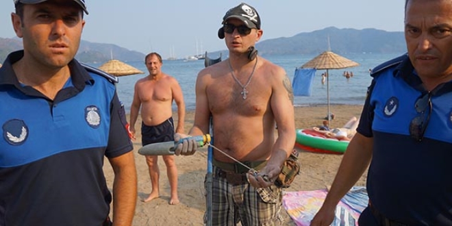 Rus turist güpegündüz plajda define aradı