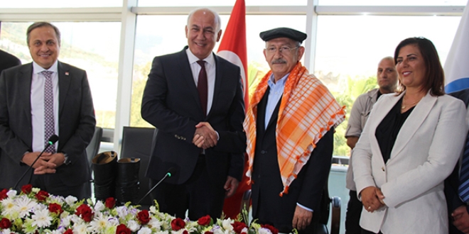 Kılıçdaroğlu'na körüklü efe çizmesi hediye edildi