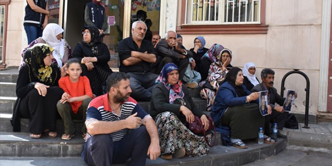 Diyarbakır annelerinin oturma eylemine katılım sürüyor