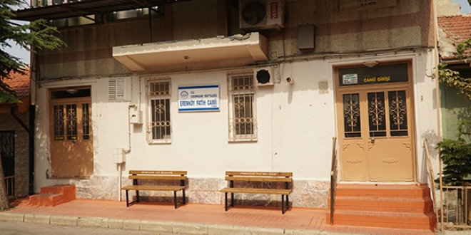 Mahalledeki camiler için evleri tek tek satın aldılar