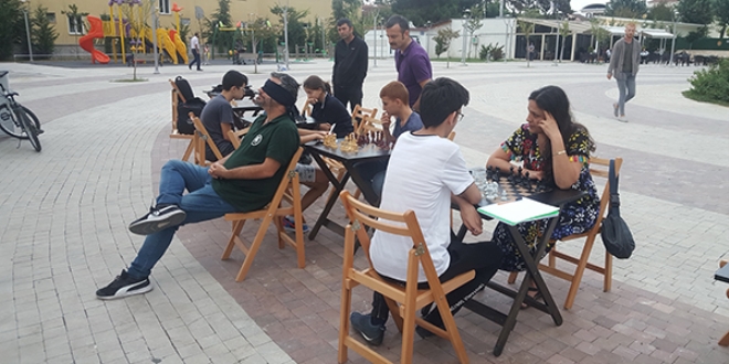Gözleri kapalı, sırtı dönük şekilde 3 kişiye karşı satranç oynadı