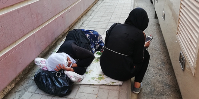 Evladı için eylem yapan anne yorgun düşünce beton zeminde uyudu