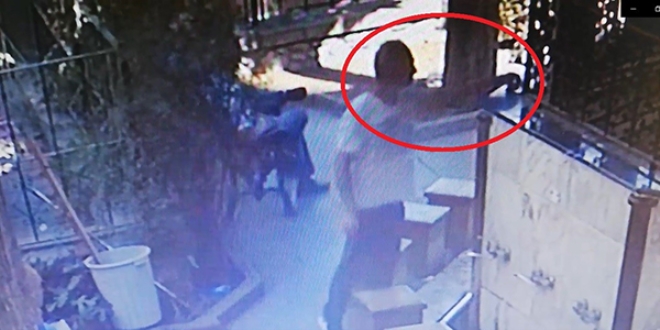 600 liralık gözlüğü çaldı, pişkince gözlüğü takıp denedi