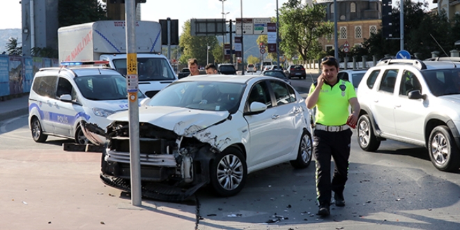 Polis midibüsü otomobille çarpıştı: 2 polis yaralı
