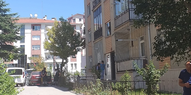Eşinden ayrılmak istemeyen adam kendini yakmaya kalktı