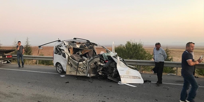Eskişehir'de otomobil elektrik direğine çarptı: 3 ölü