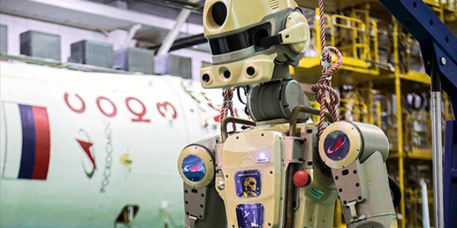 Grevini uzayda tamamlayan insans robot dnyaya dnd