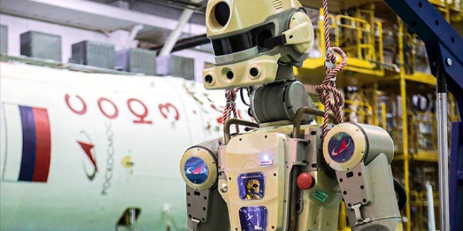 Görevini uzayda tamamlayan insansı robot dünyaya döndü