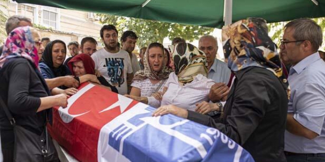 Halit Ayar'�n cenaze t�reninde g�zya�lar� sel oldu