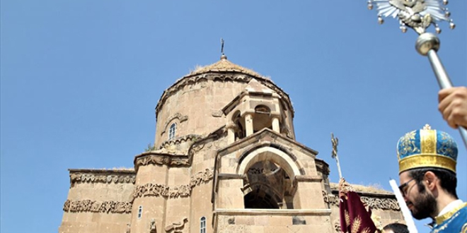 Akdamar Surp Ha� Kilisesi'nde ayin yap�ld�