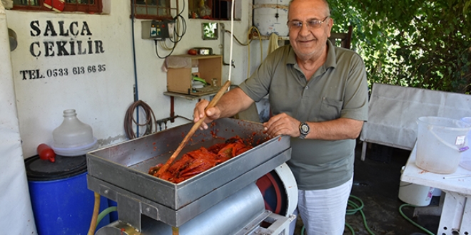 Kendi ürettiği makine ile salça fabrikalarına meydan okuyor