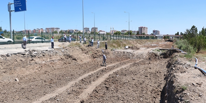 Evlerine ulaşmak için 1 kilometre yürüyorlar