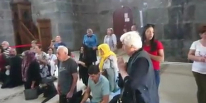 Ermeniler camide ayin yapt�