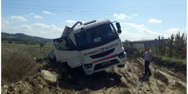 Belediye'ye ait hizmet aracı devrildi: 1 yaralı