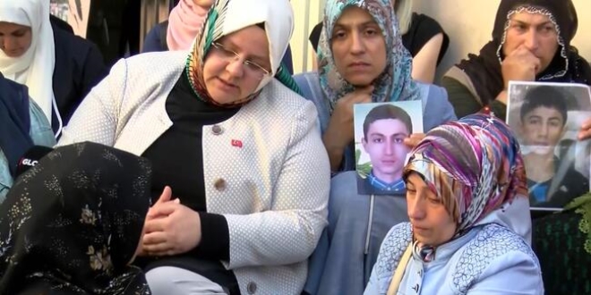 Bakan Selçuk, O aileleri ziyaret etti