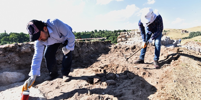 Ahlat'taki kazılar tarihe ışık tutuyor