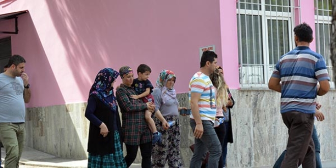 5 yaşındaki çocuk okulun içinde kayboldu, mahalle ayağa kalktı