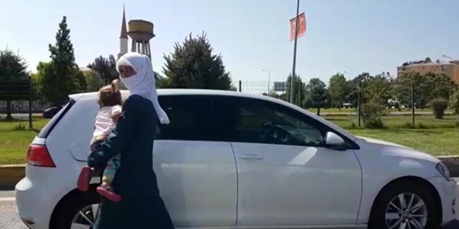 Trafikte dilenciliğe bebeğini de alet etti