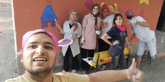Üniversite öğrencileri ile öğretmenler okulu boyadı