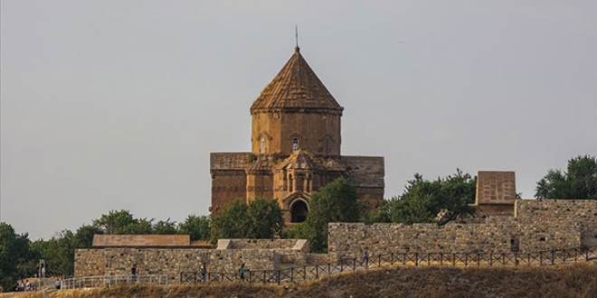 Yerli ve yabancı turistlerin uğrak mekanı: Akdamar