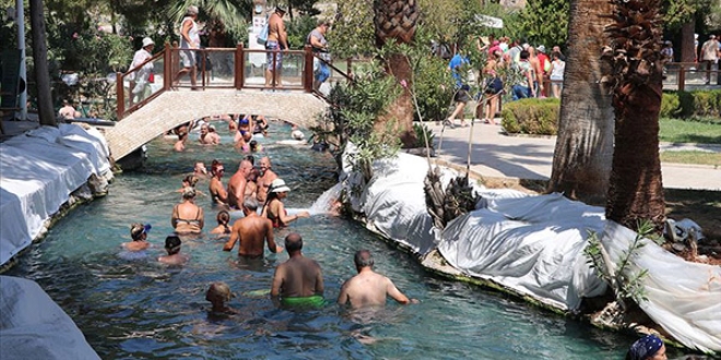 Pamukkale'deki antik havuzda turist bereketi