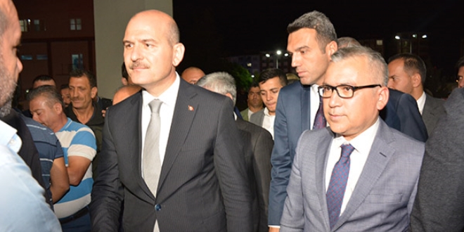 Bakan Soylu, yaralı emniyet müdürünü ziyaret etti