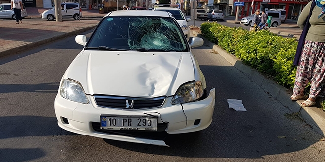 Yaya geçidini kullananan öğrenciye otomobil çarptı