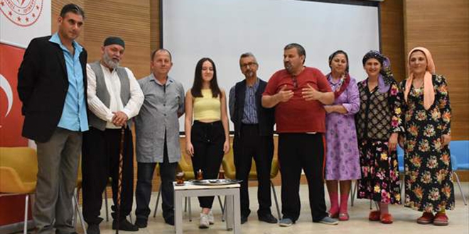 İhtiyaç sahiplerine tiyatroyla destek oluyorlar
