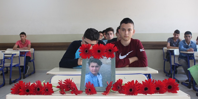Ölen arkadaşlarının sırasını çiçekle donattılar