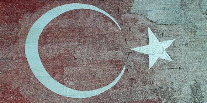 Kurutmaya bırakılan domateslerden ay yıldız