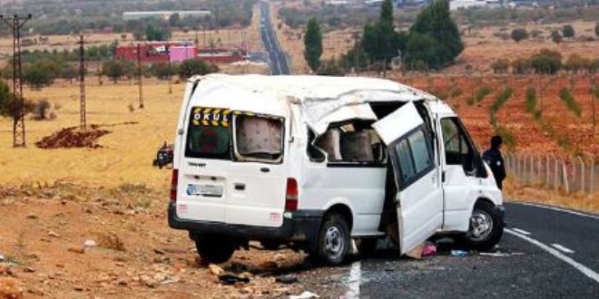 Öğrenci servisi ile kamyon çarpıştı: 1 ölü, 14 yaralı