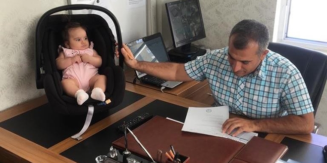 Okul müdürü çocuğa bakıyor, öğretmen derse giriyor