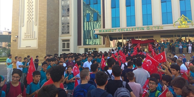 Yeni öğrencilere Türk bayraklı karşılama