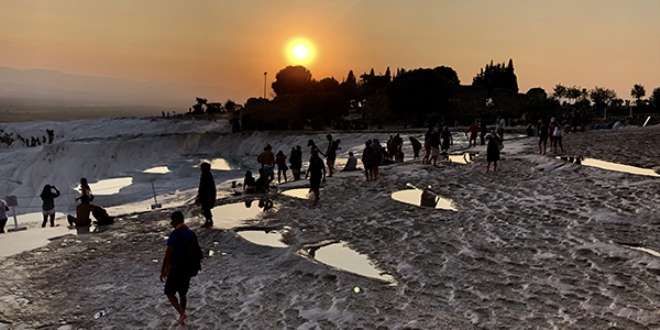 Pamukkale'de gün batımı turistleri mest ediyor