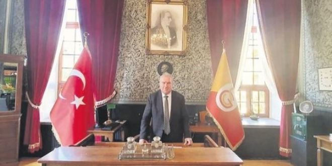 Galatasaray Lisesi mdr, basklara dayanamayp istifa etti
