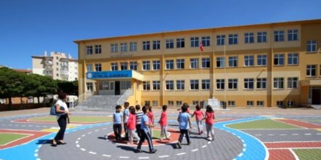 Okul bahçesinde trafik bilinci kazanıyorlar