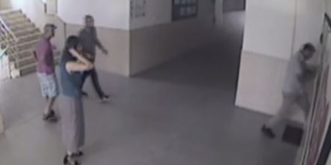 Veli 'çocuğunun sınıfını değiştirmedi' diye müdürün kapısını kırdı