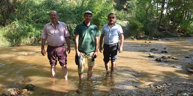 Ev ve arazilerine suyun içinde geçerek ulaşıyorlar