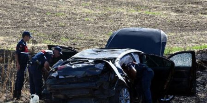 Elazığ'da otomobil tıra çarptı: 2 ölü