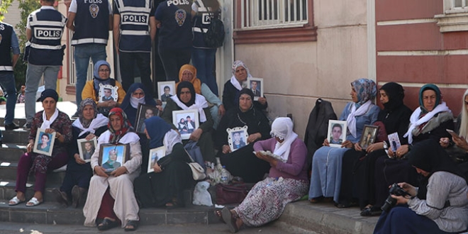 HDP önündeki eylemde 12'nci gün... Aile sayısı 31 oldu