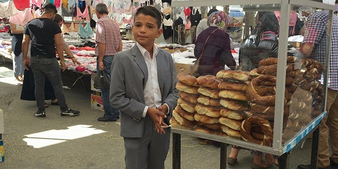 12 yaşında takım elbisesiyle harçlık için simit satıyor